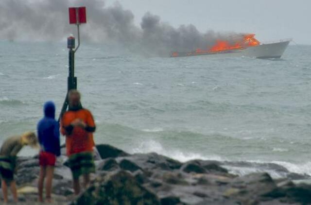 Iš liepsnojančio laivo Naujojoje Zelandijoje išgelbėta dešimtys žmonių
