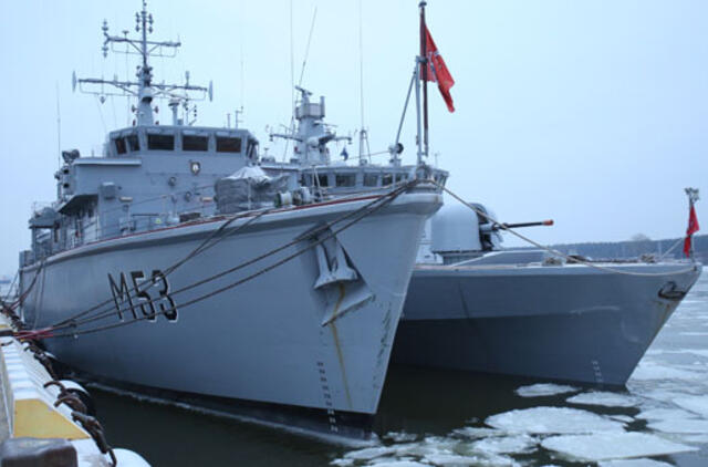 Karinių jūrų pajėgų laivą apgadino platforma