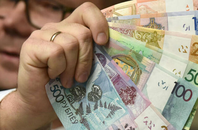 Krintant naftos kainoms, rublis įveikė 81 rublio už dolerį ribą