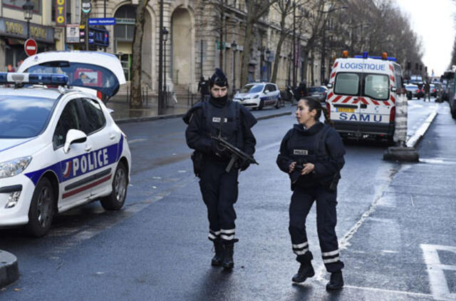 Prie policijos komisariato Paryžiuje aidėjo šūviai