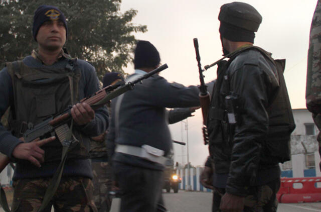 Susišaudymas Indijos oro pajėgų bazėje tęsiasi