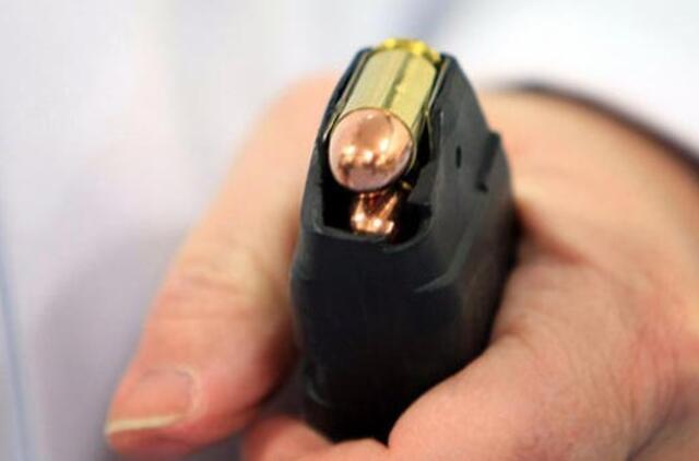 Rado skylę lange ir kulką kambaryje