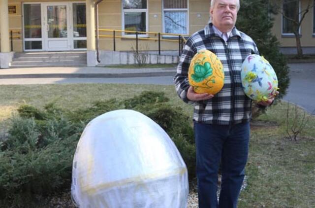 Aklo menininko dovana - didžiulis velykinis kiaušinis