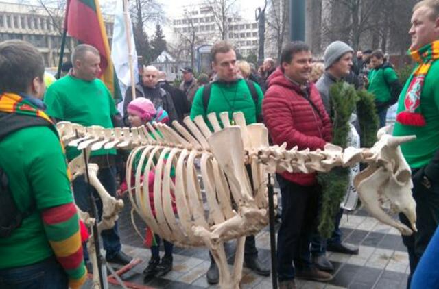 Įpykę ūkininkai žada nuo ministerijos nesitraukti mėnesį