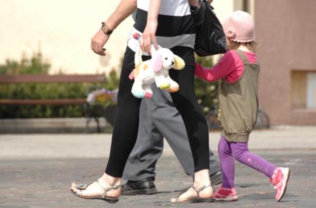 Kasmet lietuviai įsivaikina apie 100 likusių be tėvų globos vaikų