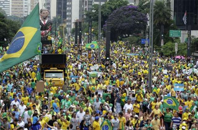 Milijonai žmonių Brazilijoje dalyvavo demonstracijoje prieš šalies prezidentę