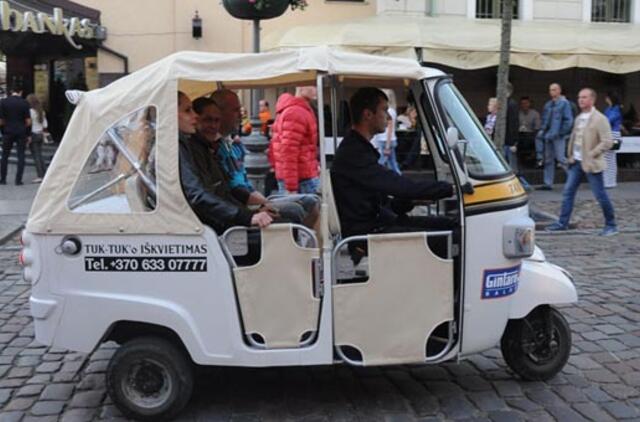 Neringą okupuos "tuktukai"