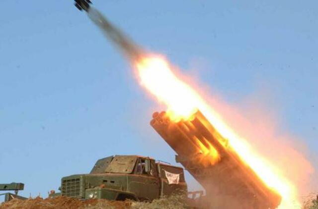 Seulas: Šiaurės Korėja į jūrą paleido trumpo nuotolio sviedinius