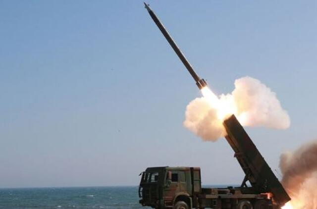 Šiaurės Korėja skelbia išbandžiusi kietu kuru varomą raketos variklį