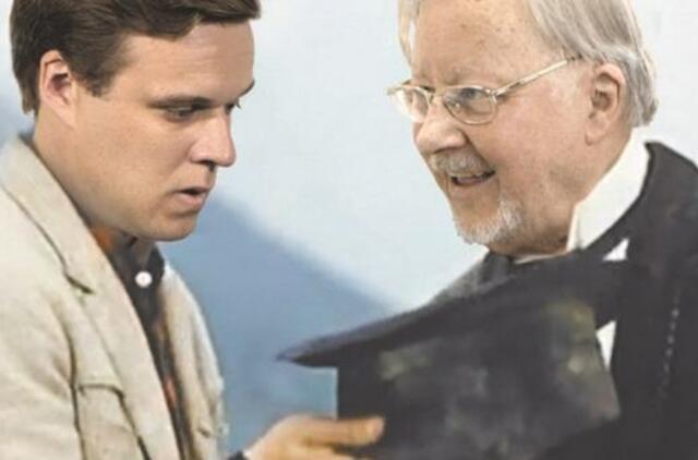 Anūkas vaikšto su ištiesta ranka