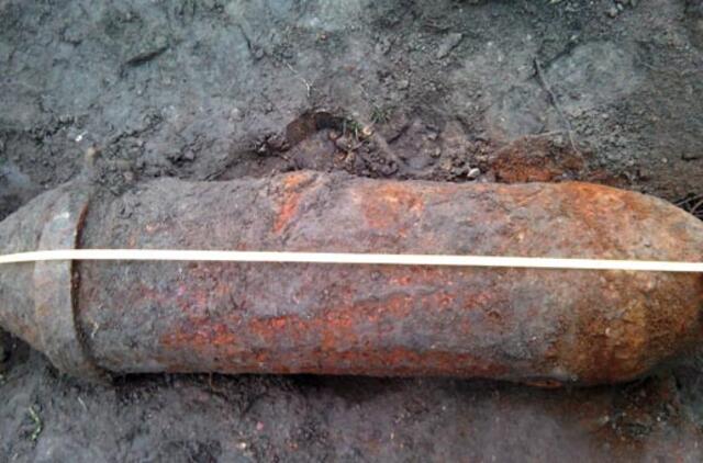 Bomba sunaikinta poligone už miesto