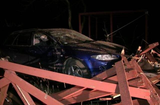 Derceklių soduose automobilis išvartė tvoras