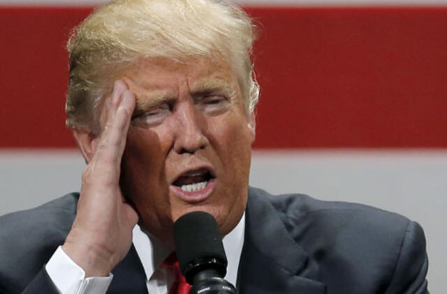 Kalifornijoje protestuotojai vos nesužlugdė Donaldo Trampo susitikimo su rinkėjais