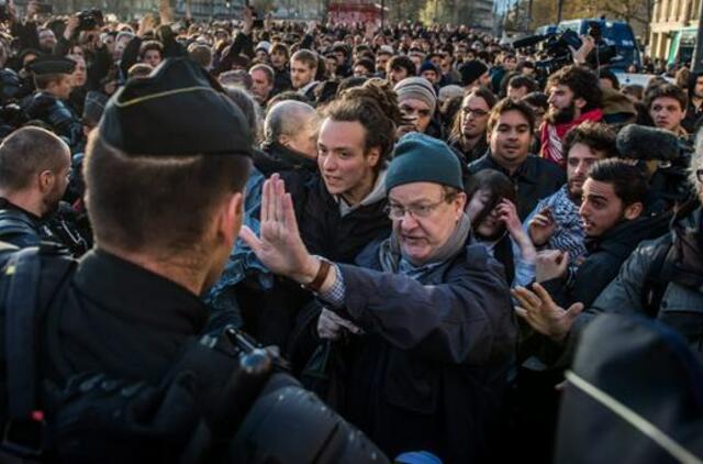 Naktį Paryžiuje protestuotojai niokojo parduotuves ir sužeidė du policijos pareigūnus
