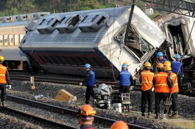 Pietų Korėja: traukiniui nuriedėjus nuo bėgių, vienas žmogus žuvo, aštuoni sužeisti