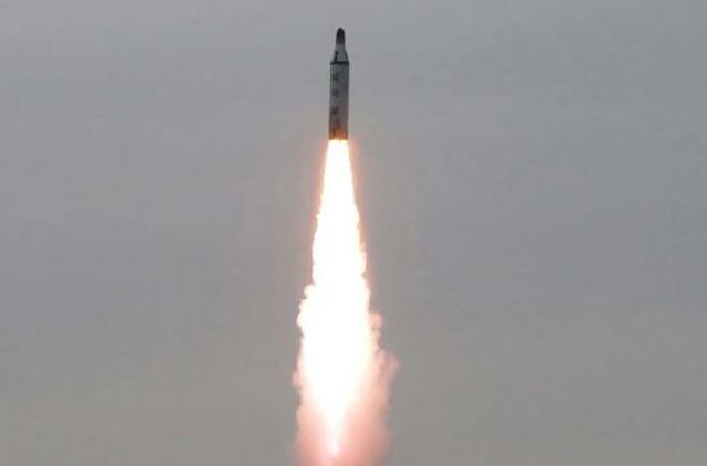 Šiaurės Korėja ruošiasi dar kartą paleisti vidutinio nuotolio raketą