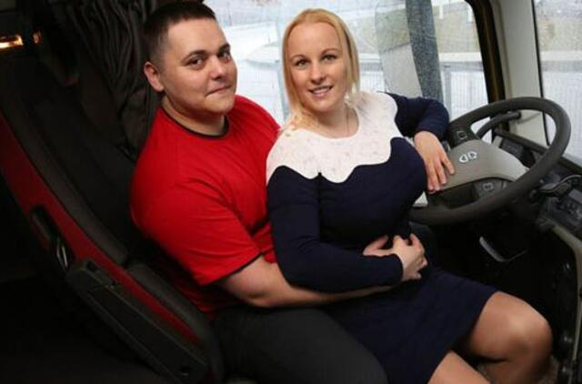 Vairuoti vilkiko - su aukštakulniais ir katinu