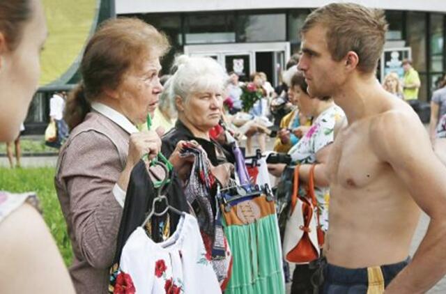 Drabužių kainos privers žmones rengtis... nuogai