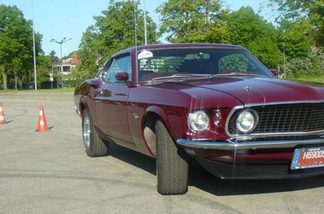 Istorinių automobilių slalomas Neringos mero taurei laimeti