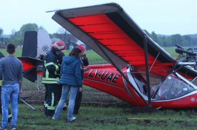 Orlaivis leidosi į pievą, nes baigėsi kuras