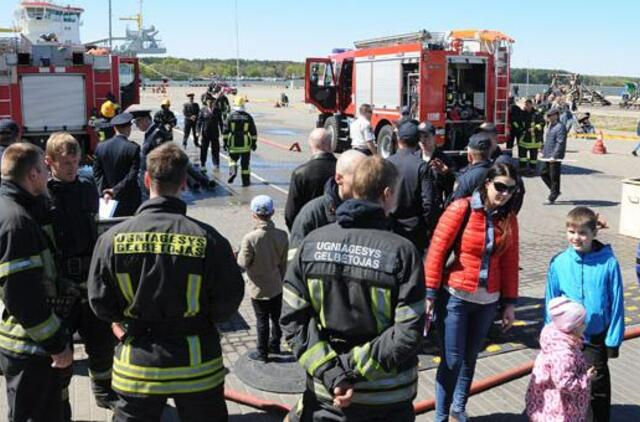 Ugniagesiai dalyvauja gerų darbų akcijoje