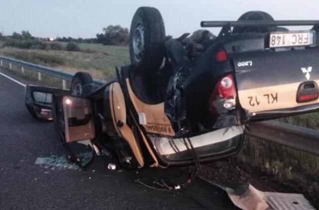 Muitininkų automobilis - aukštyn ratais