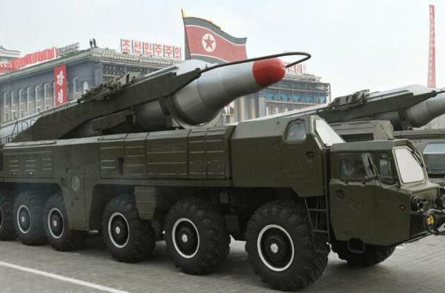 Nepaisydama JT sankcijų, Šiaurės Korėja išbandė dvi vidutinio nuotolio raketas