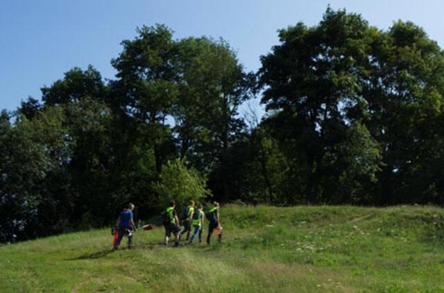 Piliakalniui ir kapinaitėms - jaunųjų ekologų dėmesys