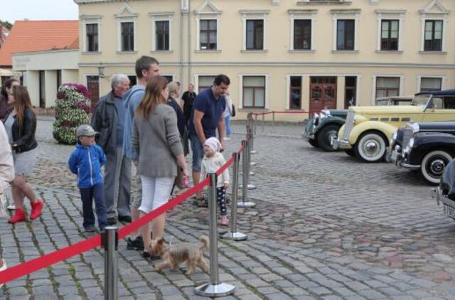 Teatro aikštę papuošė ispanų automobilių paroda