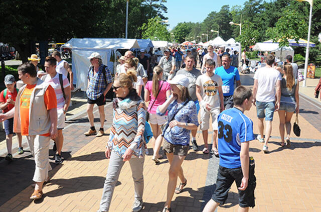 Tūkstančiai poilsiautojų suplūdo į Palangą