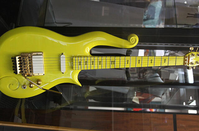 Žymioji geltonoji Princo gitara JAV aukcione parduota už 137,5 tūkst. JAV dolerių