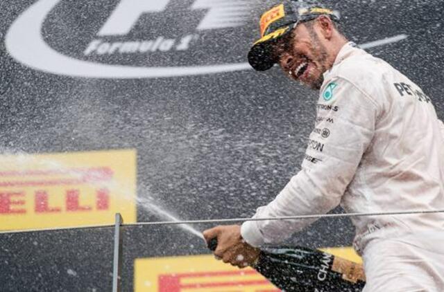 Britas Luisas Hamiltonas laimėjo dramatiškas "Formulės-1" lenktynes Austrijoje