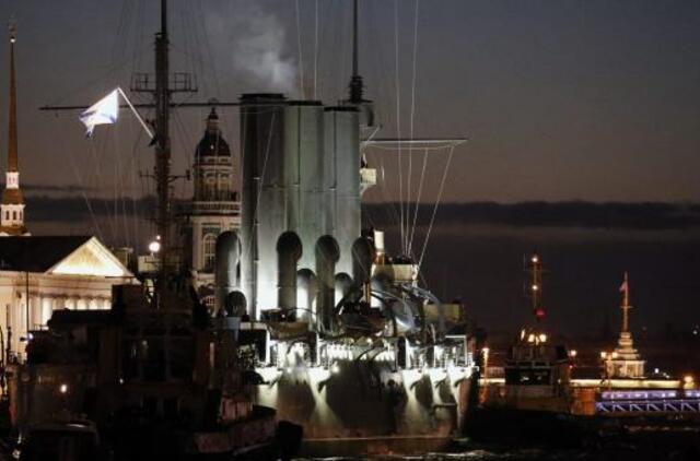 Kreiseris „Aurora" grįžo į Nevos upę Sankt Peterburge