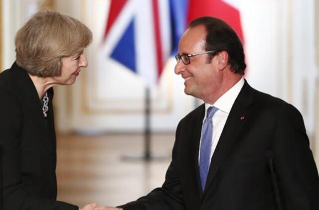 Paryžius sutinka duoti Londonui daugiau laiko pasiruošti „Brexit" deryboms