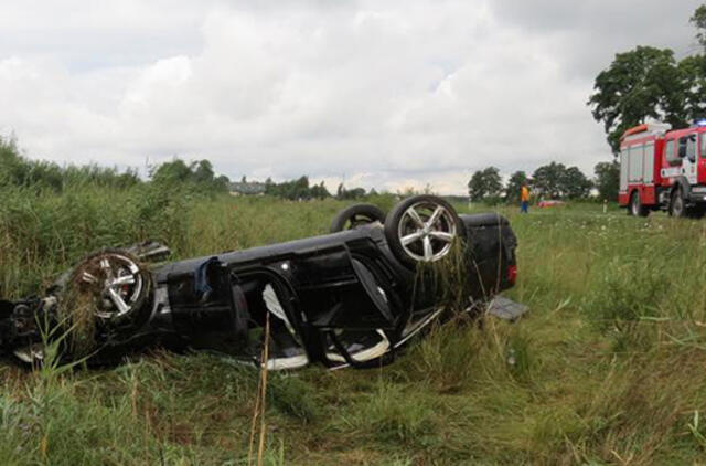 Prie Kiškėnų apsivertė „Audi“, sužeista moteris