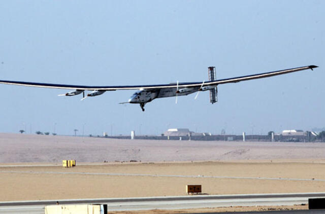 Saulės baterijų varomas lėktuvas "Solar Impulse 2" nusileido Kaire