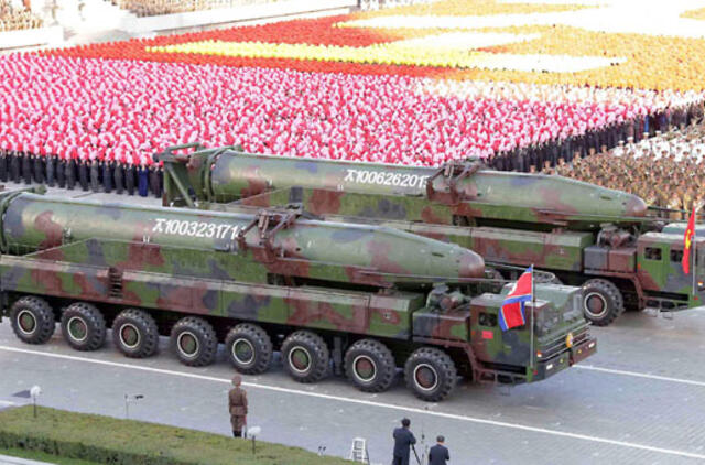 Šiaurės Korėja vėl paleido tris raketas