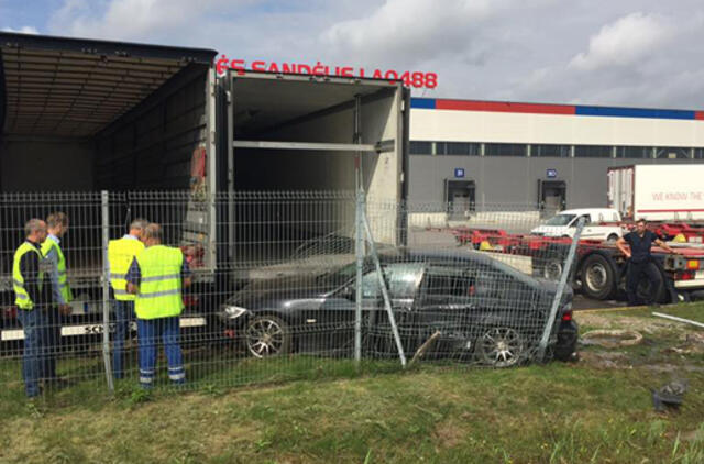 BMW vėl "nuskriaudė" autobusų stotelę