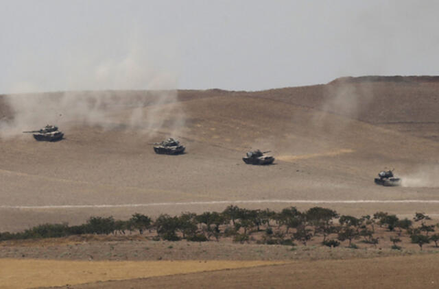 Dešimtys Turkijos tankų įriedėjo į Siriją