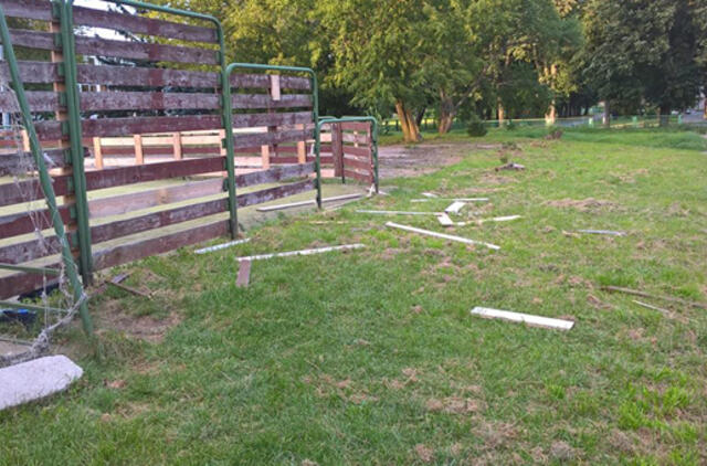 Ieškoma aikštės tvorą suniokojusių vandalų