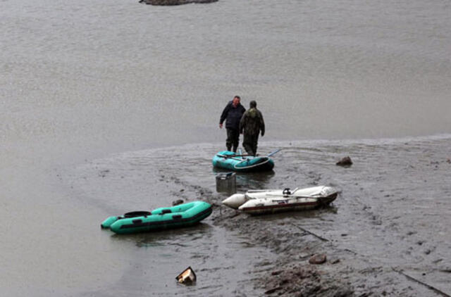 Laukžemių tvenkinio žuvis gelbėja savanoriai