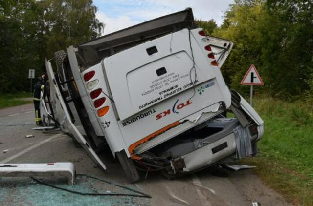 Raseinių rajone apvirto keleivinis autobusas