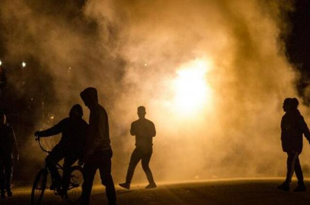 Švedijoje jauni migrantai sukėlė riaušes mieste šalies vakaruose