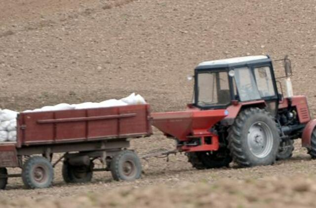 Vyras traktoriumi mirtinai sužalojo penkiametį sūnų