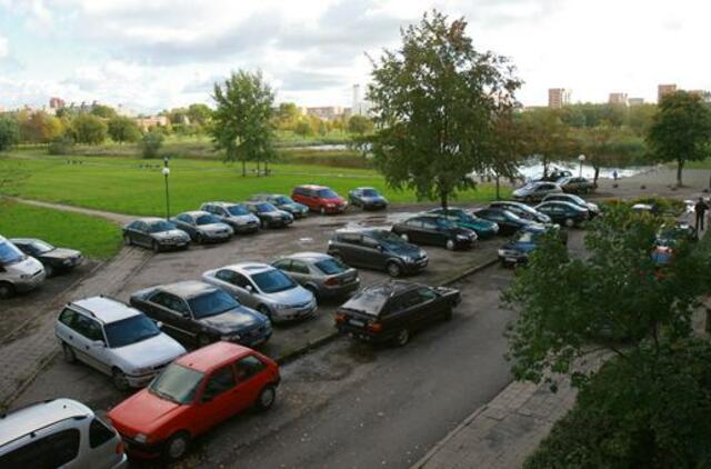 Automobilių perteklius kiemuose - amžiaus rykštė