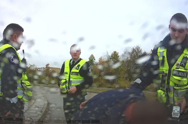 Girtas vairuotojas nestojo net šaudant į padangas (video)