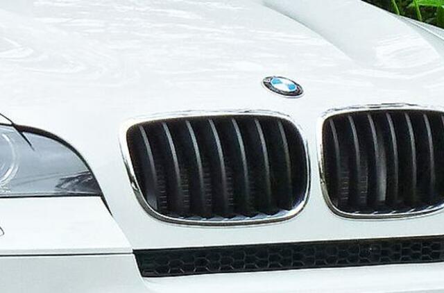 Panevėžyje šūviu į padangą stabdytas BMW