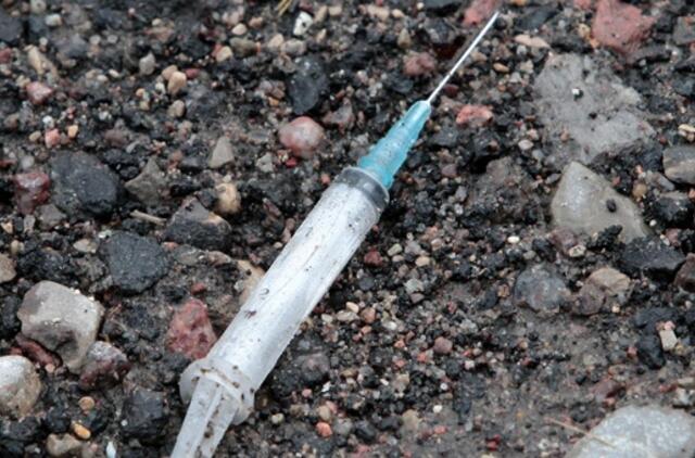 Pas keistai besielgusį vairuotoją - įtartinos medžiagos