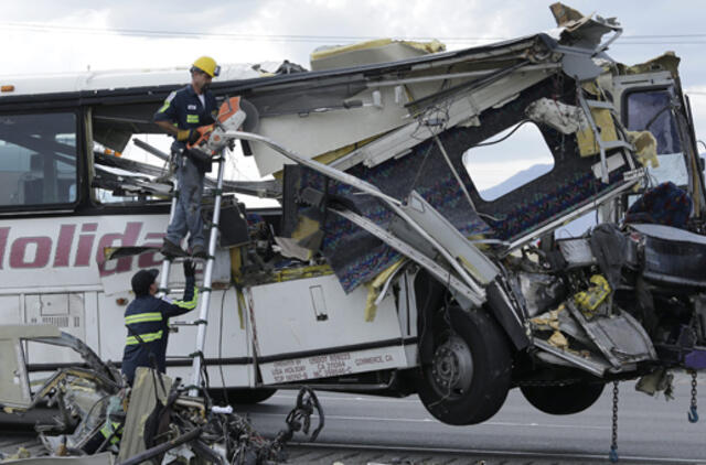 Per tragišką autobuso avariją Kalifornijoje žuvo 13 žmonių