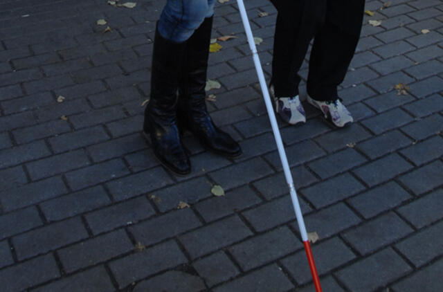 Sukčiai apvogė neregę moterį